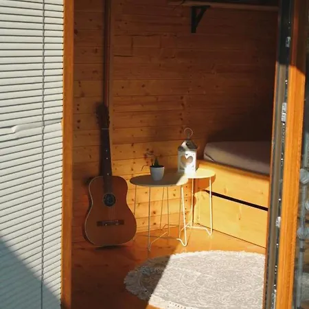 V Dedine A Predsa Mimo Nej V Maringotke Na Samote Campingplatz *