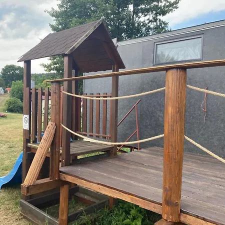 V Dedine A Predsa Mimo Nej V Maringotke Na Samote Dechtice