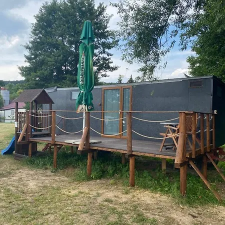 V Dedine A Predsa Mimo Nej V Maringotke Na Samote 营地 *