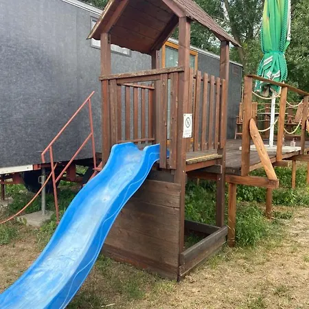 V Dedine A Predsa Mimo Nej V Maringotke Na Samote Campingplatz *