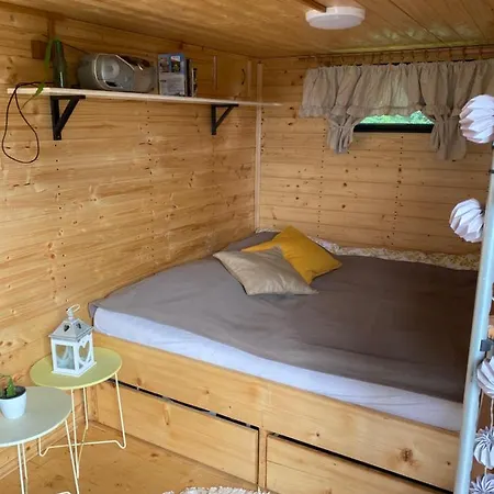 V Dedine A Predsa Mimo Nej V Maringotke Na Samote Campingplatz *