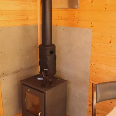 V Dedine A Predsa Mimo Nej V Maringotke Na Samote Dechtice