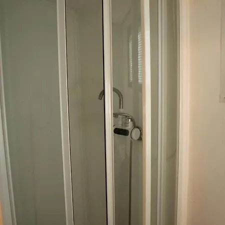 V Dedine A Predsa Mimo Nej V Maringotke Na Samote Dechtice