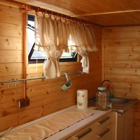 V Dedine A Predsa Mimo Nej V Maringotke Na Samote * Dechtice