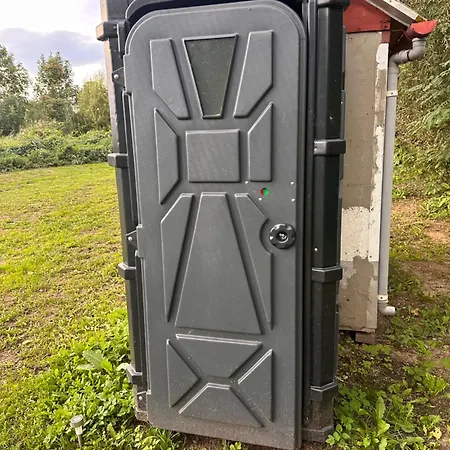 V Dedine A Predsa Mimo Nej V Maringotke Na Samote *