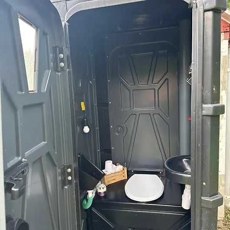 V Dedine A Predsa Mimo Nej V Maringotke Na Samote Kemp Dechtice