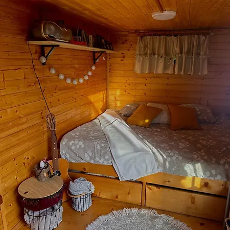 V Dedine A Predsa Mimo Nej V Maringotke Na Samote