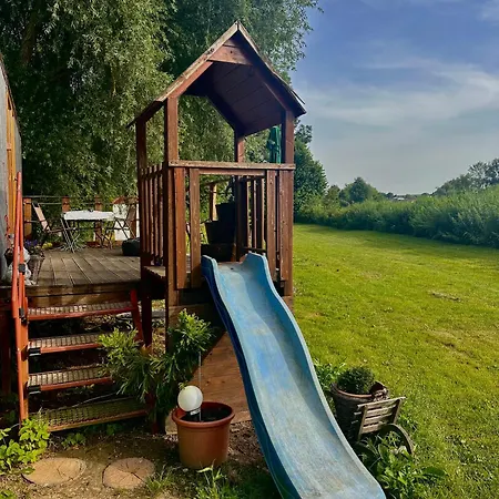 V Dedine A Predsa Mimo Nej V Maringotke Na Samote