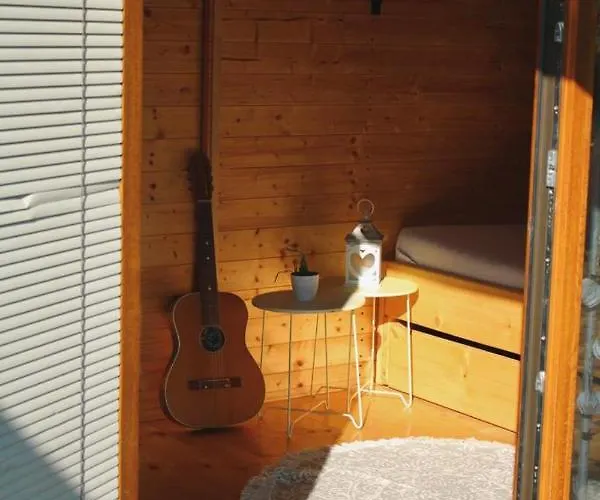 V Dedine A Predsa Mimo Nej V Maringotke Na Samote Camping *