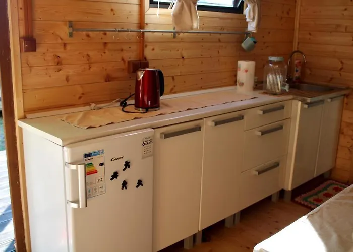 V Dedine A Predsa Mimo Nej V Maringotke Na Samote