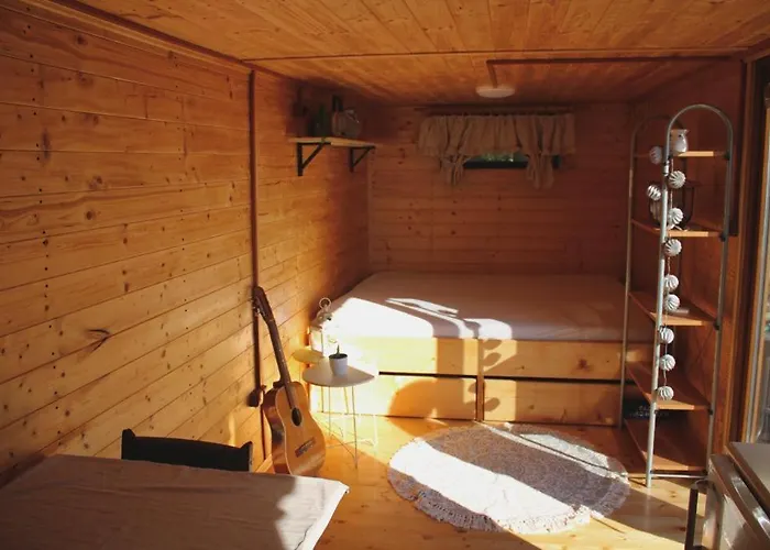 V Dedine A Predsa Mimo Nej V Maringotke Na Samote Camping