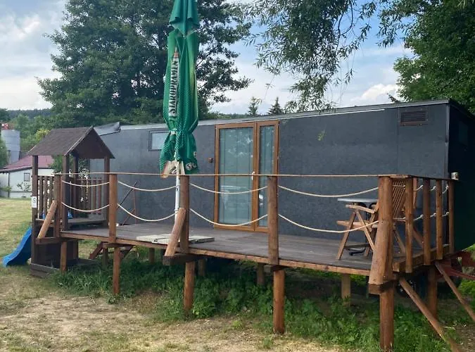 V Dedine A Predsa Mimo Nej V Maringotke Na Samote Camping *