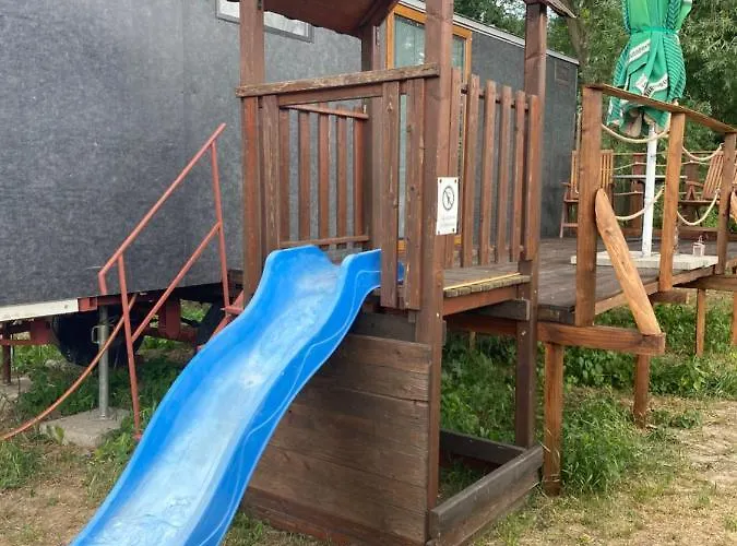 V Dedine A Predsa Mimo Nej V Maringotke Na Samote Camping *