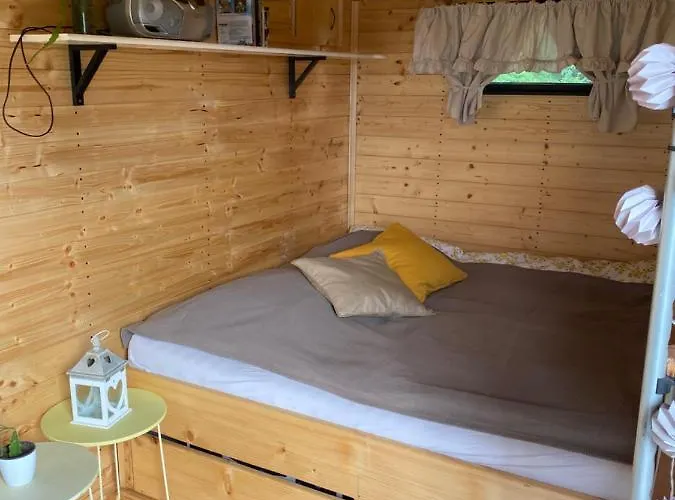 V Dedine A Predsa Mimo Nej V Maringotke Na Samote Camping *