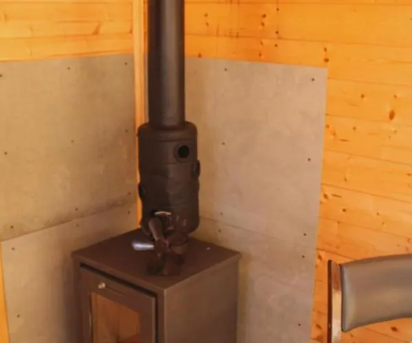 V Dedine A Predsa Mimo Nej V Maringotke Na Samote Dechtice