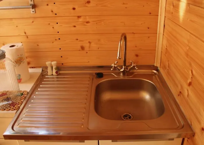 V Dedine A Predsa Mimo Nej V Maringotke Na Samote * Dechtice