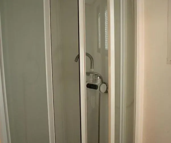 V Dedine A Predsa Mimo Nej V Maringotke Na Samote Dechtice