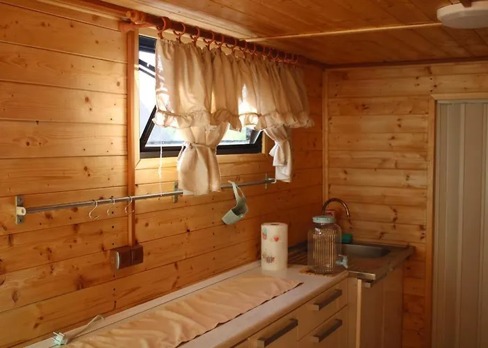 V Dedine A Predsa Mimo Nej V Maringotke Na Samote * Dechtice