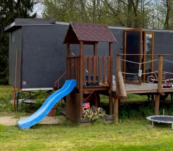 V Dedine A Predsa Mimo Nej V Maringotke Na Samote Camping