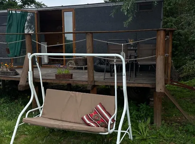 V Dedine A Predsa Mimo Nej V Maringotke Na Samote Camping