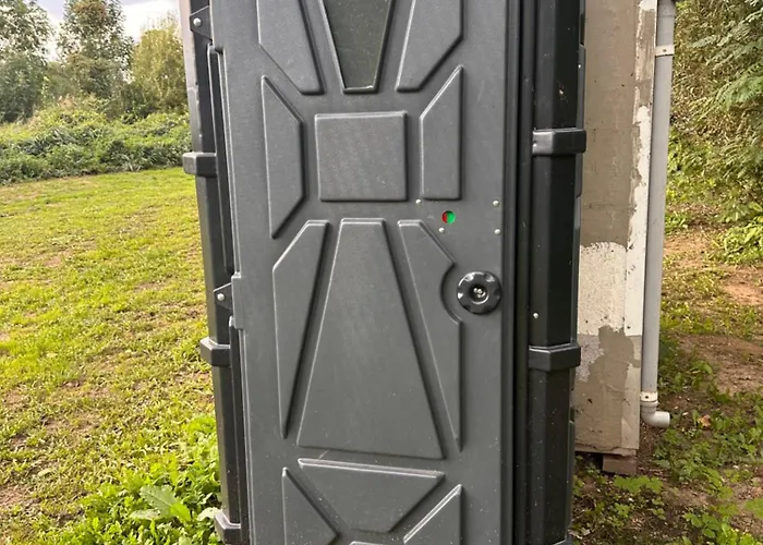 V Dedine A Predsa Mimo Nej V Maringotke Na Samote *