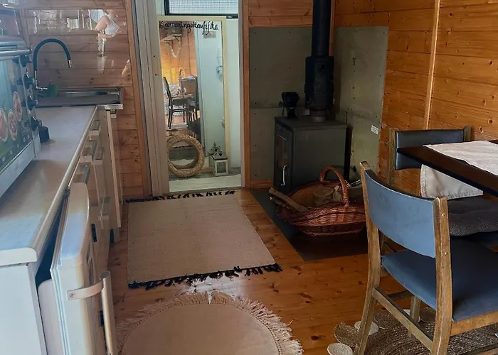 Camping V Dedine A Predsa Mimo Nej V Maringotke Na Samote Dechtice