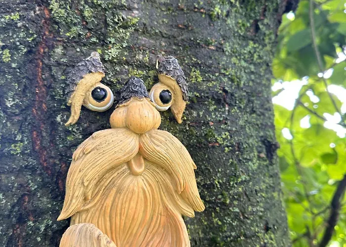 V Dedine A Predsa Mimo Nej V Maringotke Na Samote * Dechtice