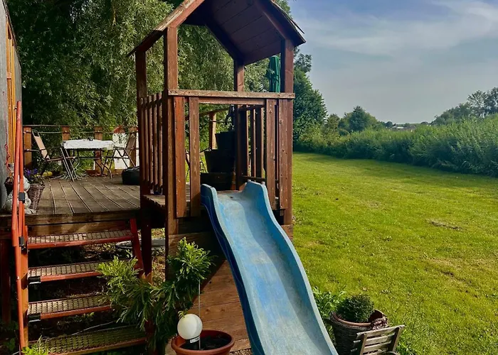 V Dedine A Predsa Mimo Nej V Maringotke Na Samote